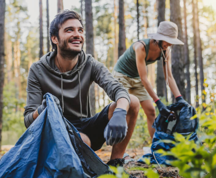 People volunteering and cleaning up garbage